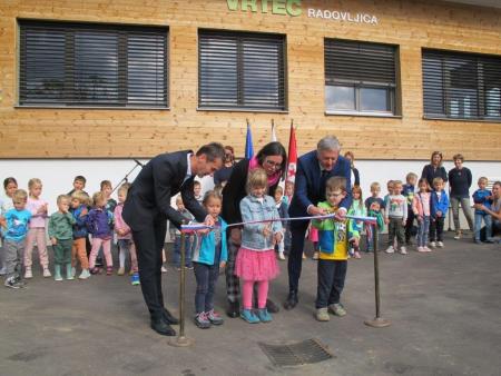 Prireditev pred vrtcem